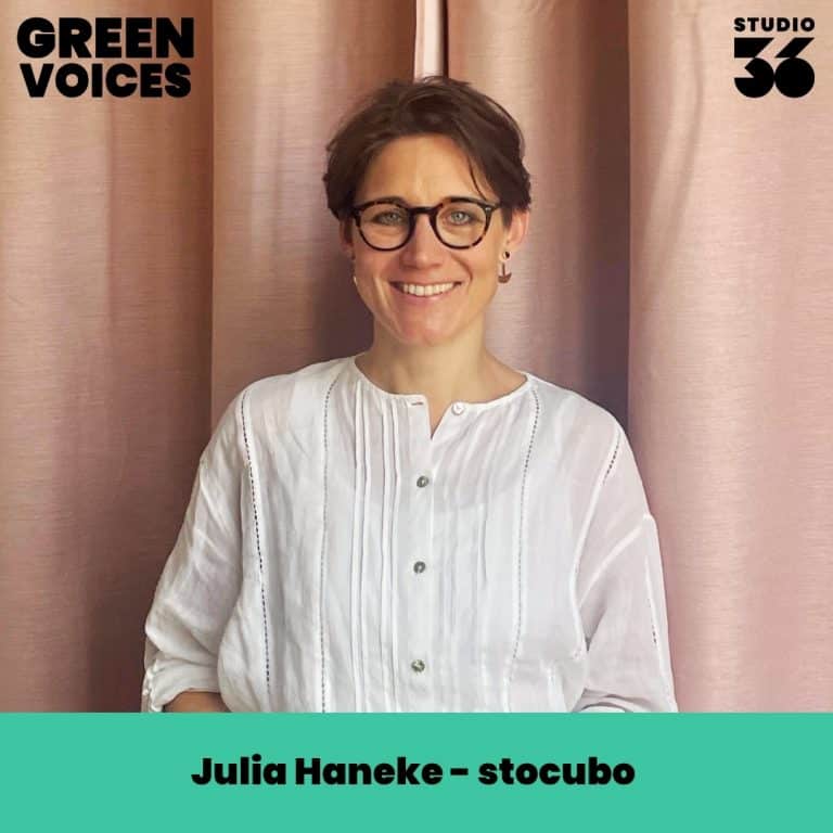 Julia Haneke von stocubo steht vor einem Hintergrund aus rosa Vorhängen und lächelt in die Kamera.