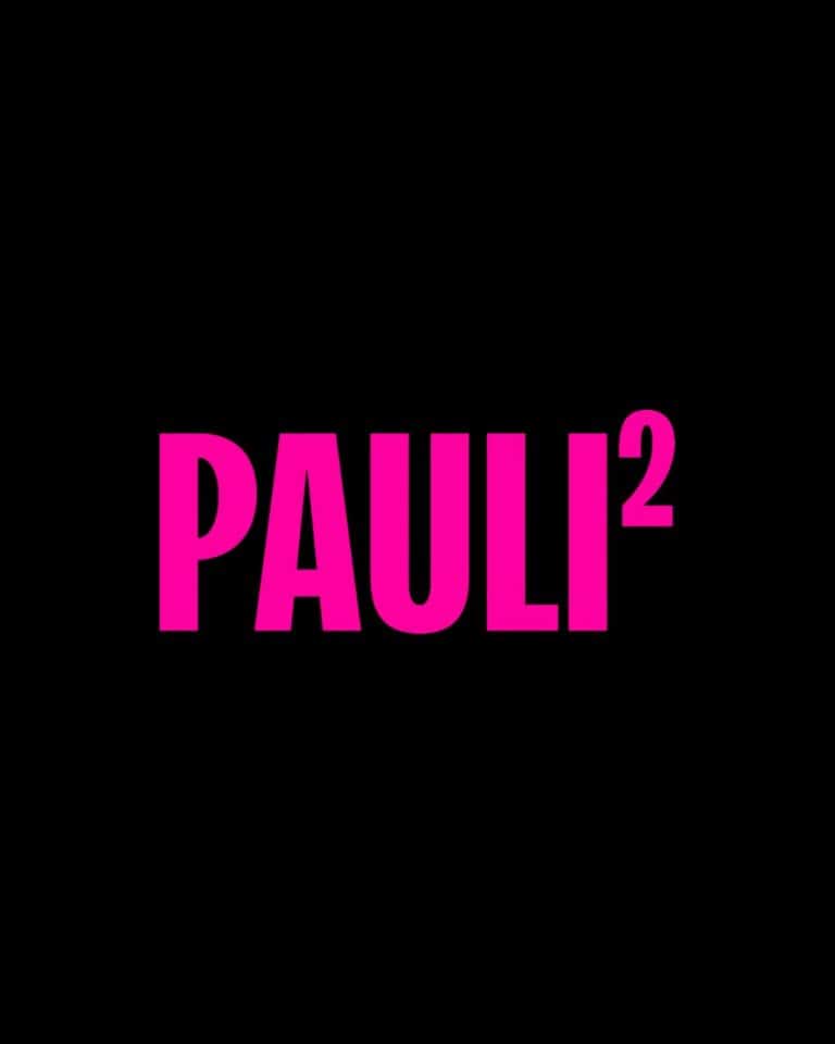 Text "PAULI²" in kräftigem Pink auf schwarzem Hintergrund.