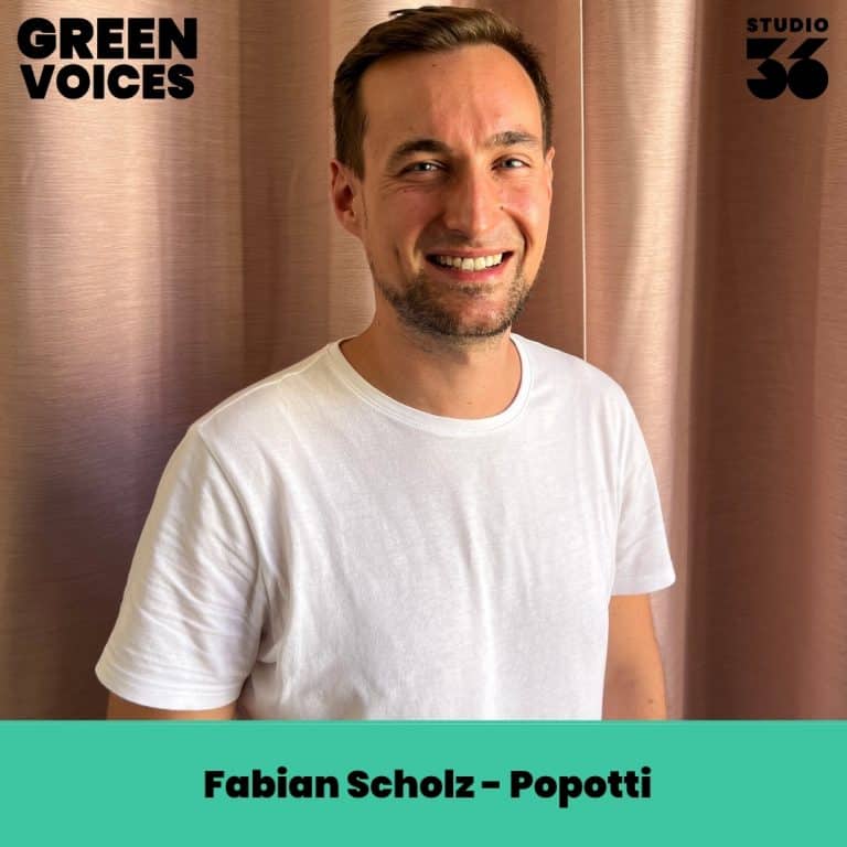 Fabian Scholz lächelt in einem weißen T-Shirt vor einem rosa Vorhang, Teil des Projekts "Popotti statt Papier".