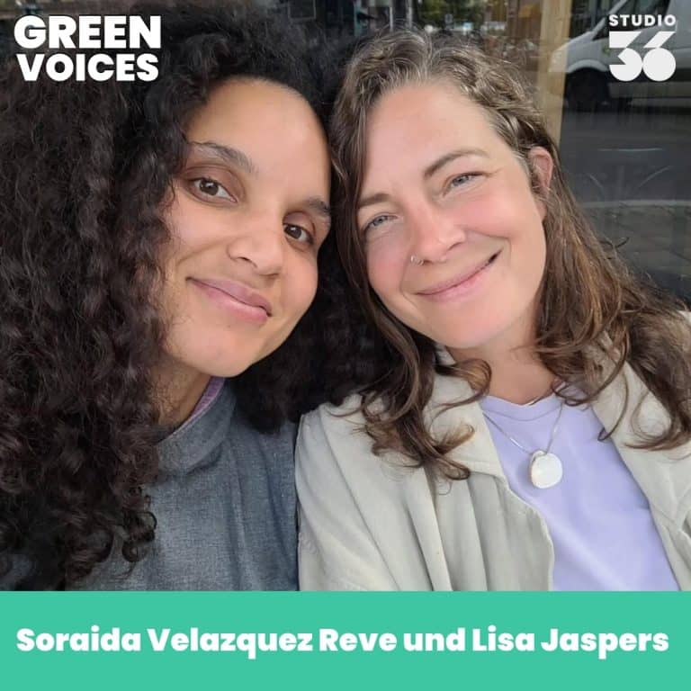 Soraida Velazquez Reve und Lisa Jaspers lächeln in die Kamera, umgeben von urbanem Hintergrund.