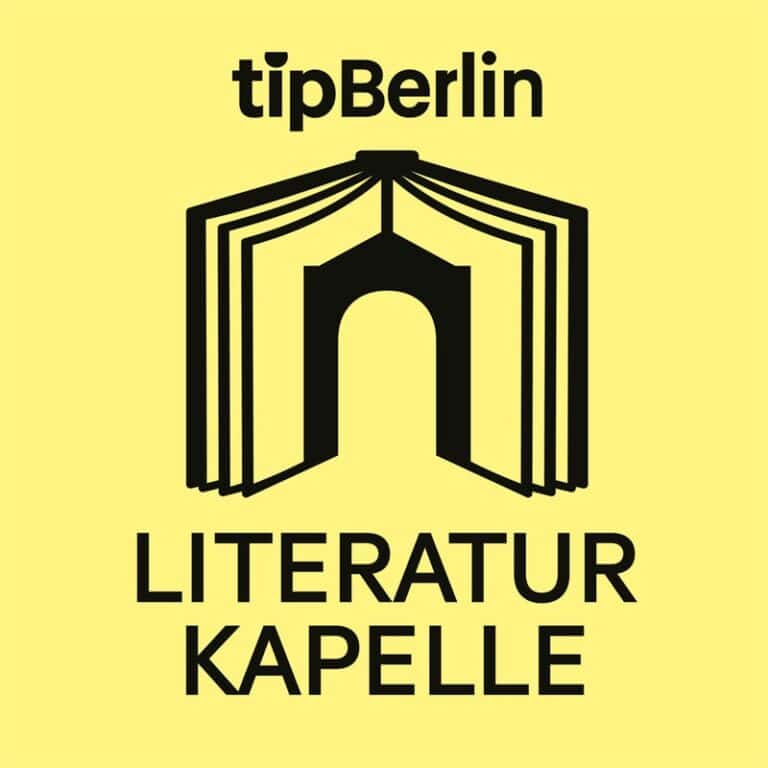 Logo der Literaturkapelle mit einem stilisierten Buch und dem Schriftzug "tipBerlin" darüber auf gelbem Hintergrund.
