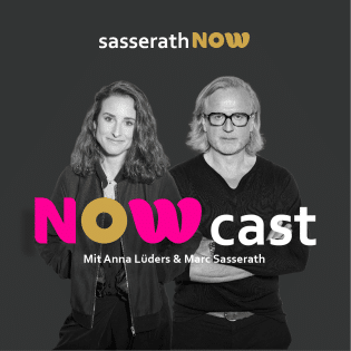Zwei Personen, Anna Lüders und Marc Sasserath, stehen nebeneinander vor einem grauen Hintergrund, mit dem Titel "NOWcast"...