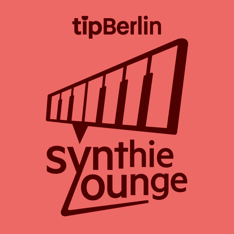 Logo von Synthie Lounge mit stilisierten Klaviertasten und dem Schriftzug "synthie lounge" auf rotem Hintergrund.